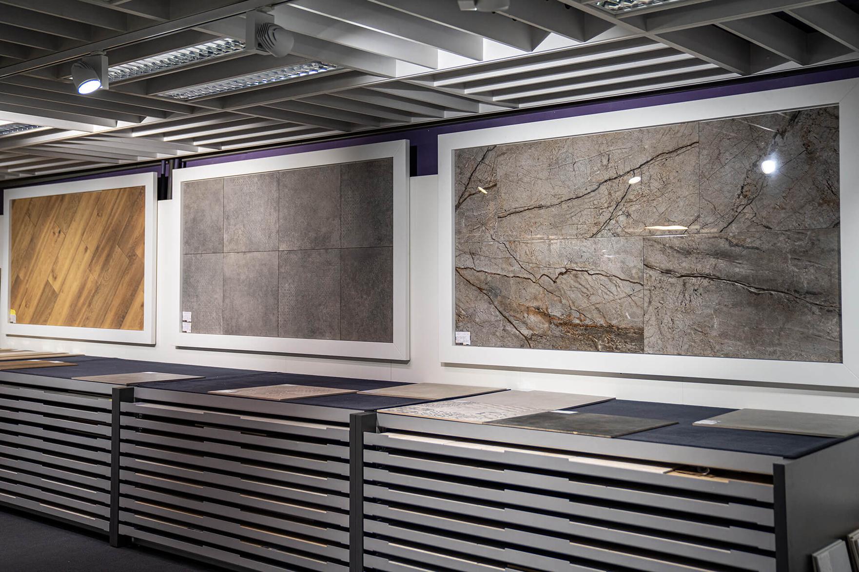 Großformatfliesen in Marmor-, Beton- und Holzoptik an der Musterwand der Ausstellung in Bonn