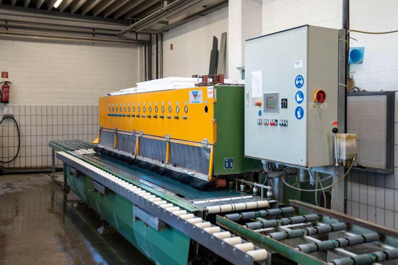 Kantenbearbeitungsmaschine für Natursteinplatten im Pung Steinwerk Bonn