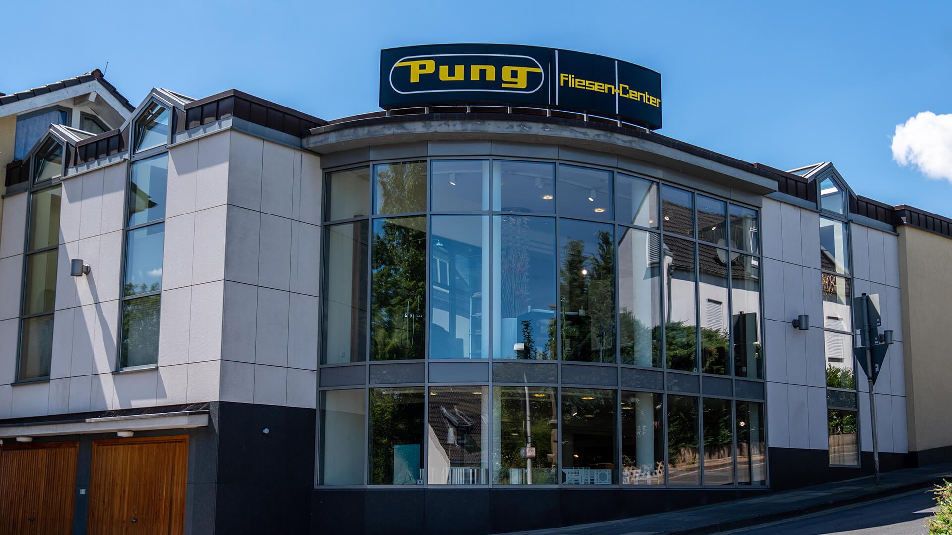Gebäude des Pung Fliesen-Centers mit gelbem Firmenschriftzug in Bonn-Lengsdorf