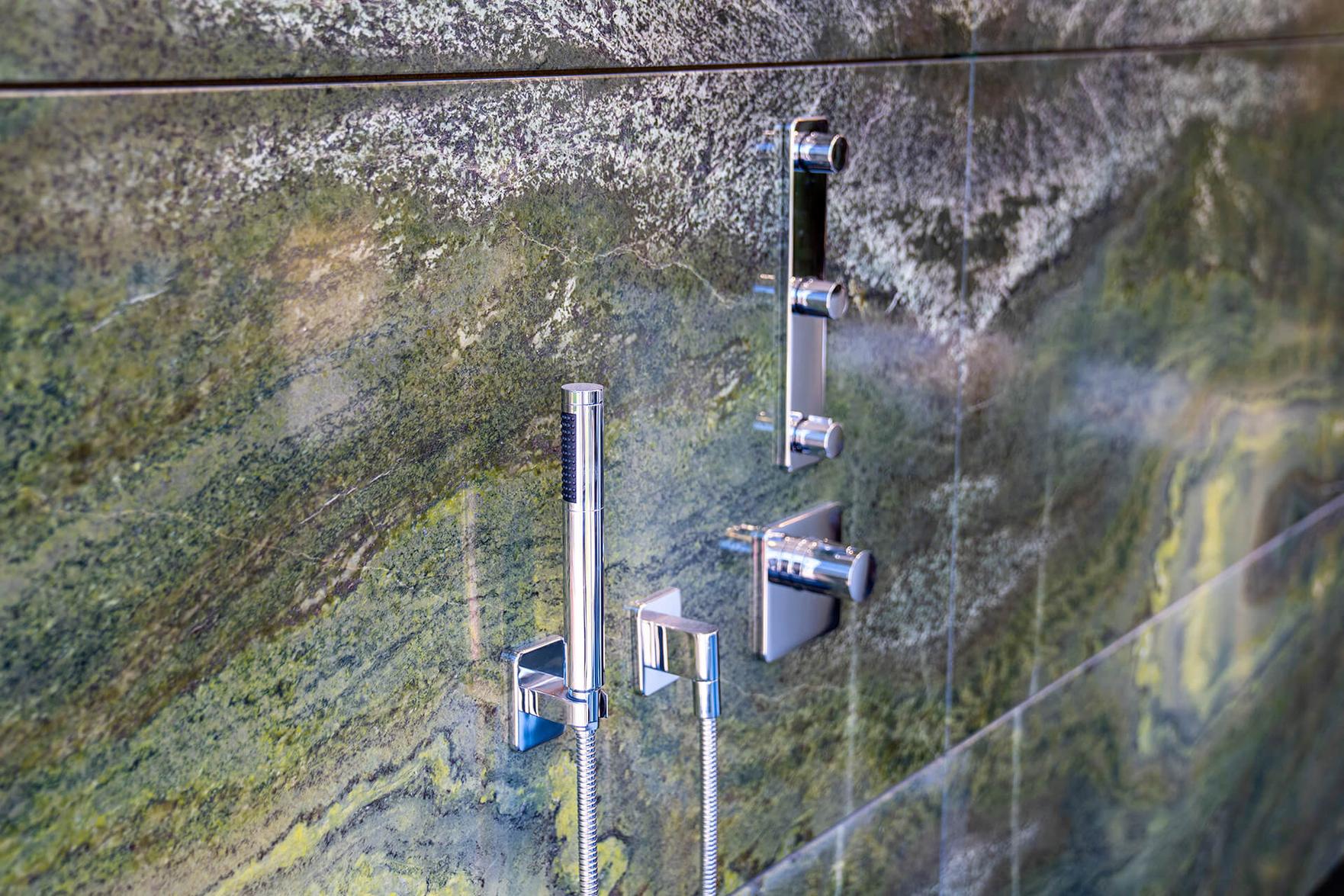 Dusche mit Wänden aus grünem Irish Connemara Marble in der Ausstellung Bonn