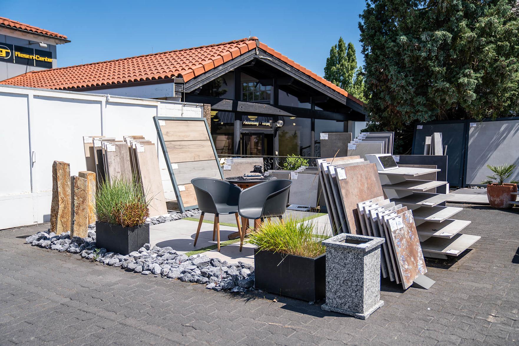 Terrassenplatten in der Außenausstellung vor dem Pung Fliesen-Center in Bonn-Lengsdorf